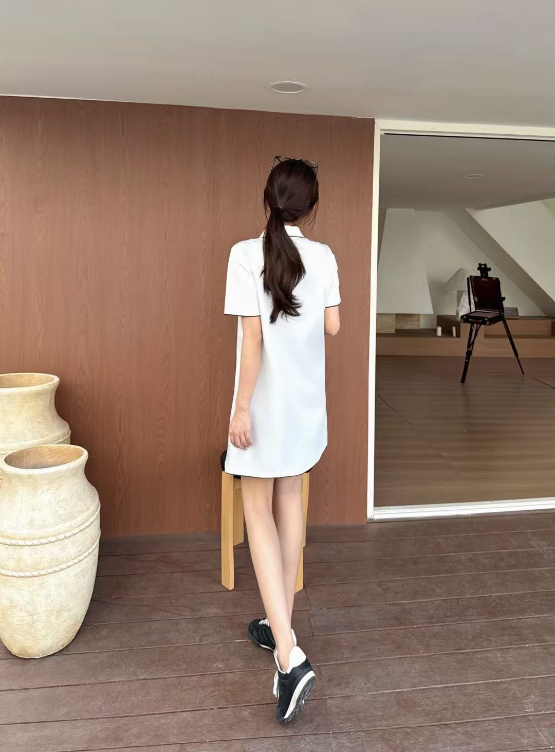 M1UM1U ラペルワンピース（文字刺繍ポケット付き）【50％割引+送料無料】