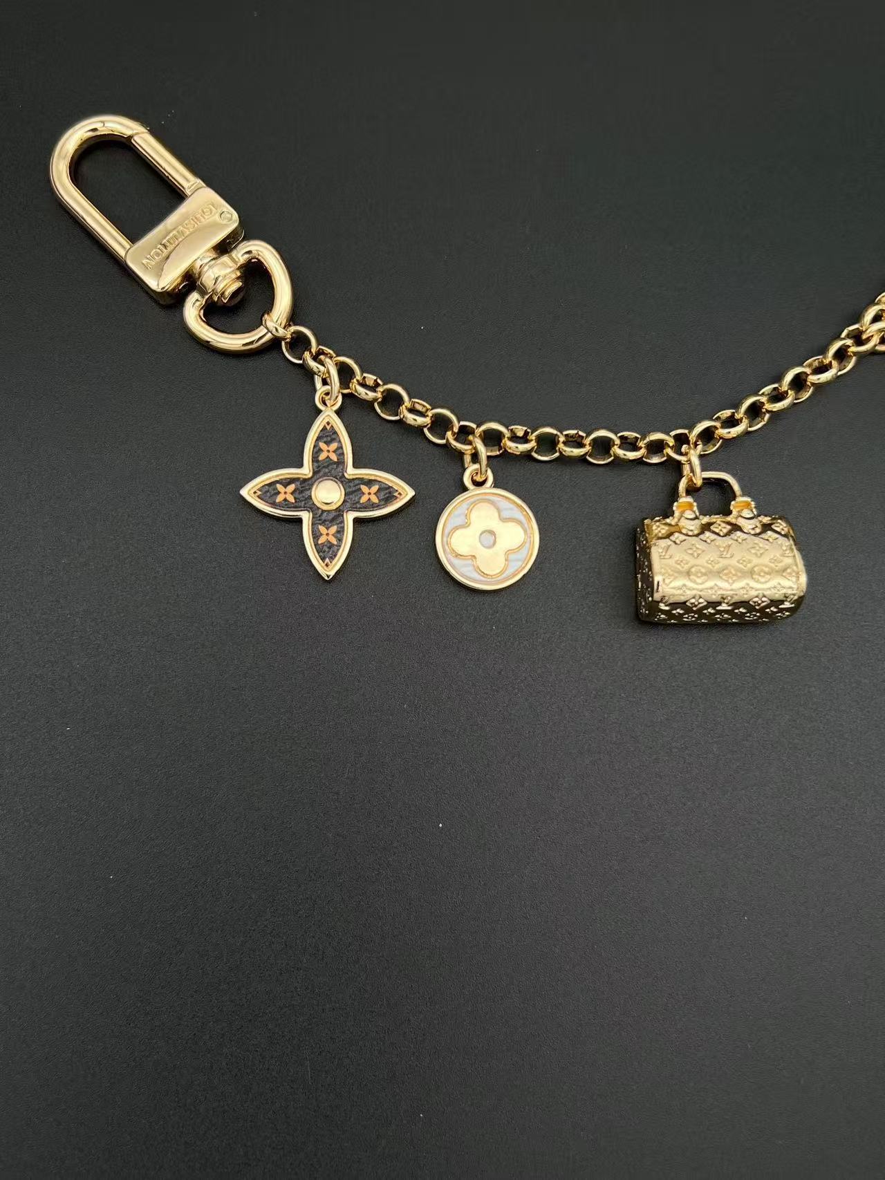 LV四つ葉のクローバーのキーホルダー【50％割引+送料無料】