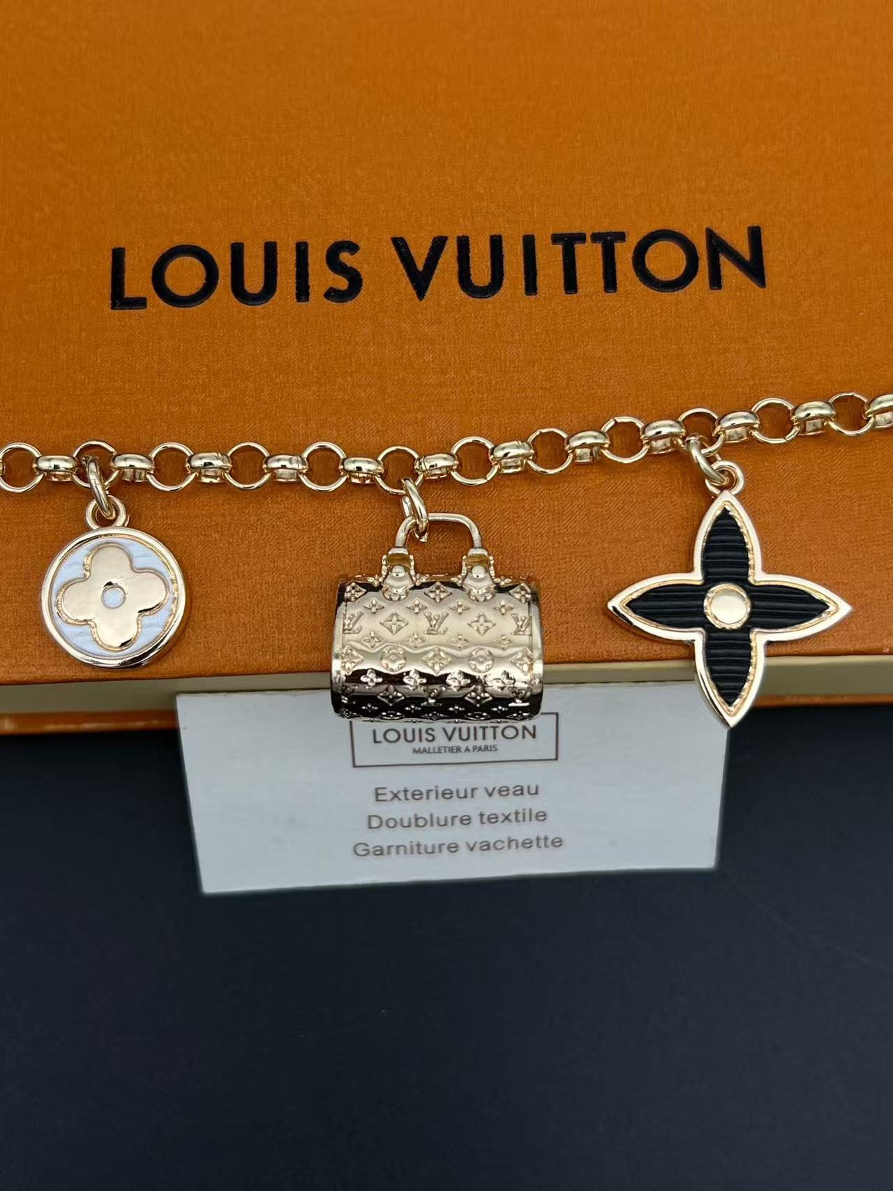 LV四つ葉のクローバーのキーホルダー【50％割引+送料無料】