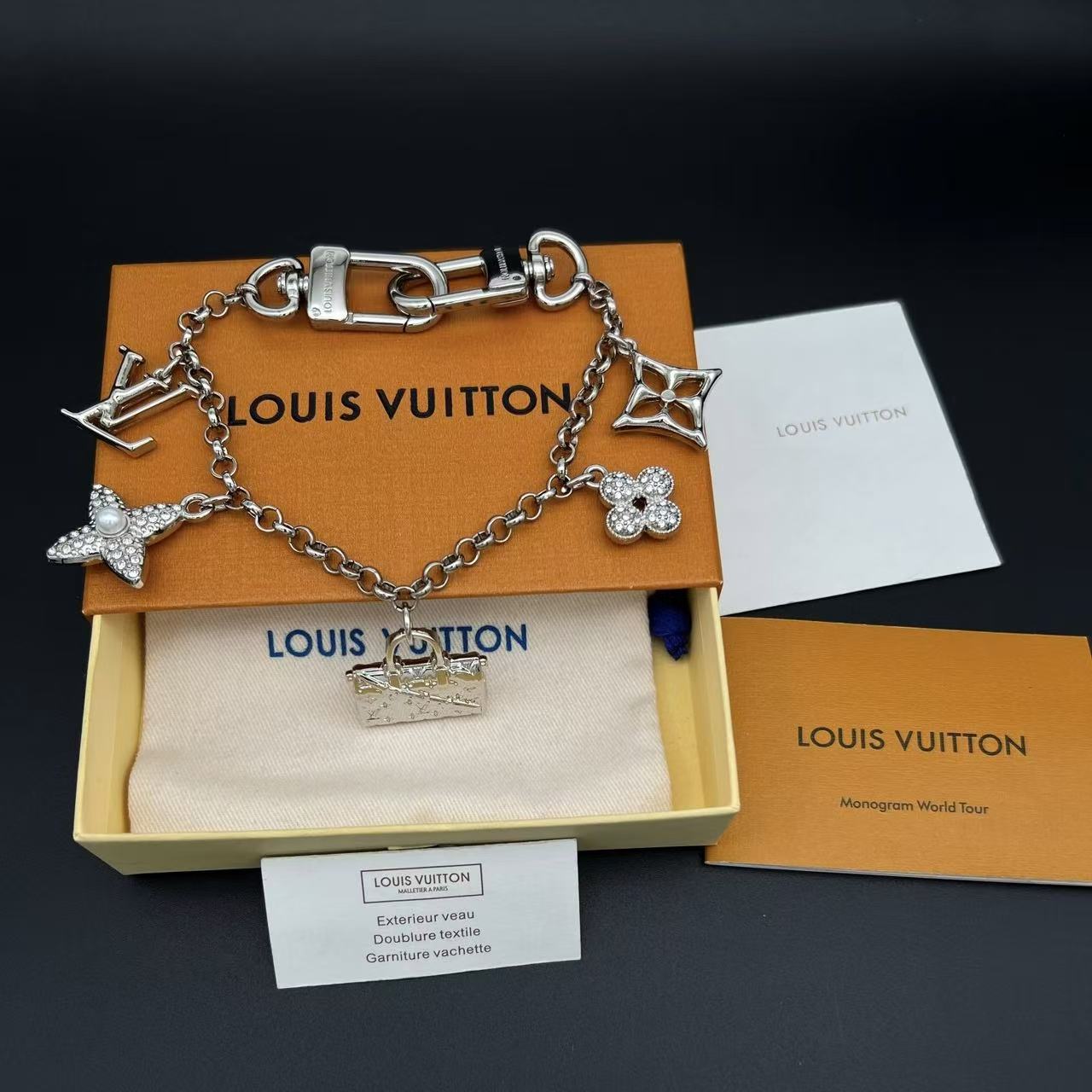 LV四つ葉のクローバーのキーホルダーチャーム【50％割引+送料無料】