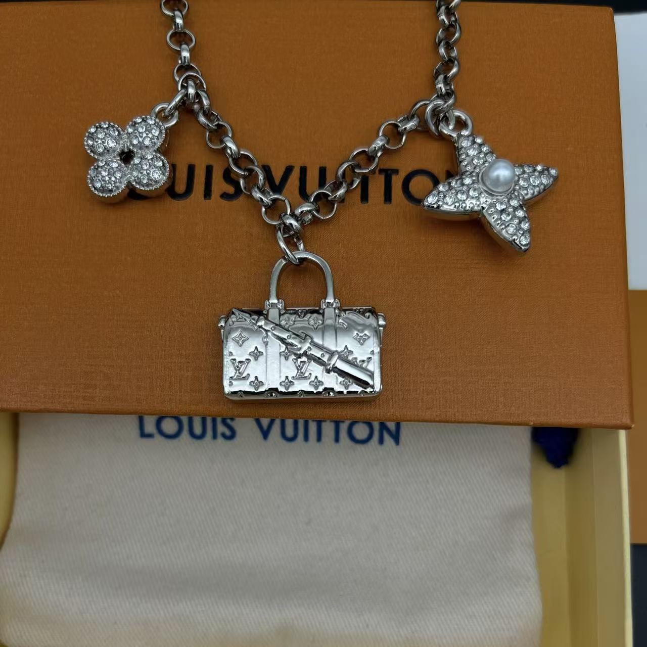 LV四つ葉のクローバーのキーホルダーチャーム【50％割引+送料無料】