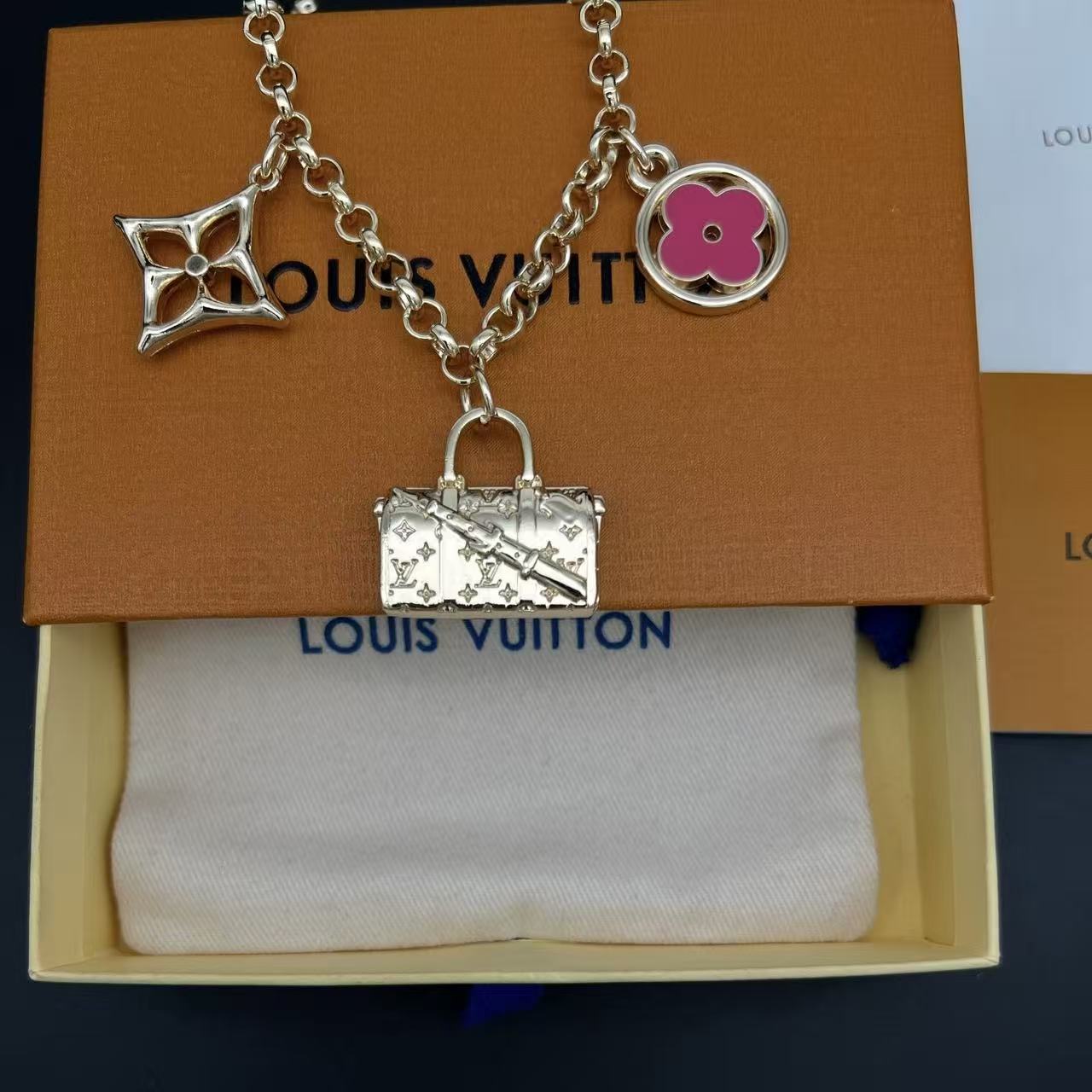 LV四つ葉のクローバーのキーホルダーチャーム【50％割引+送料無料】