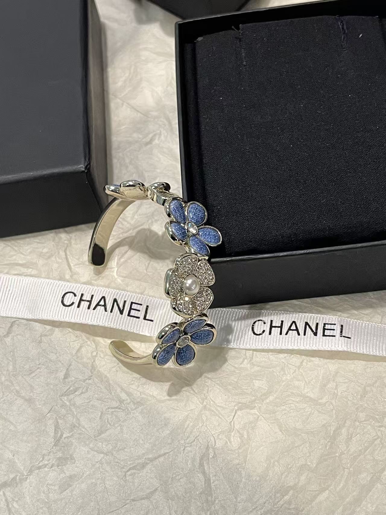 CHANE1 ダブルC ブルーフラワー オープンバングル【50％割引+送料無料】