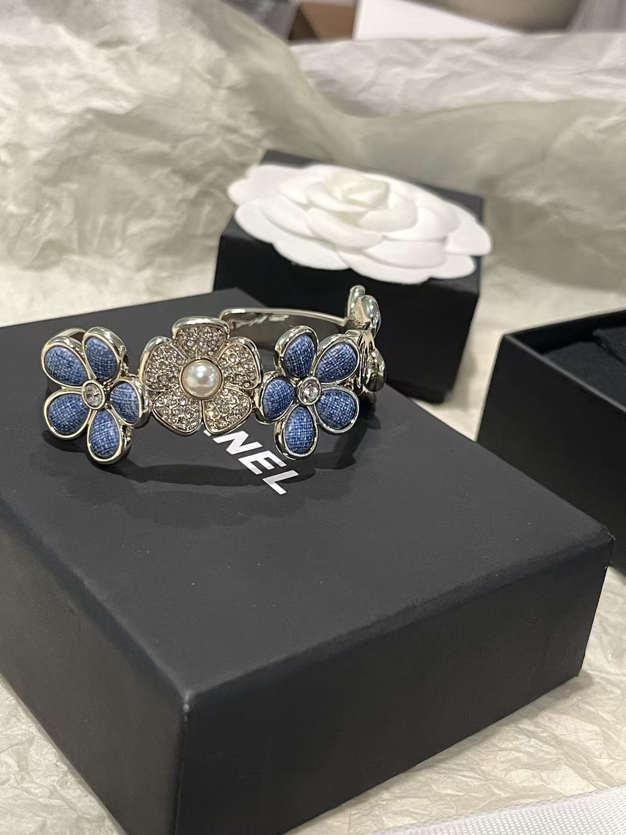 CHANE1 ダブルC ブルーフラワー オープンバングル【50％割引+送料無料】