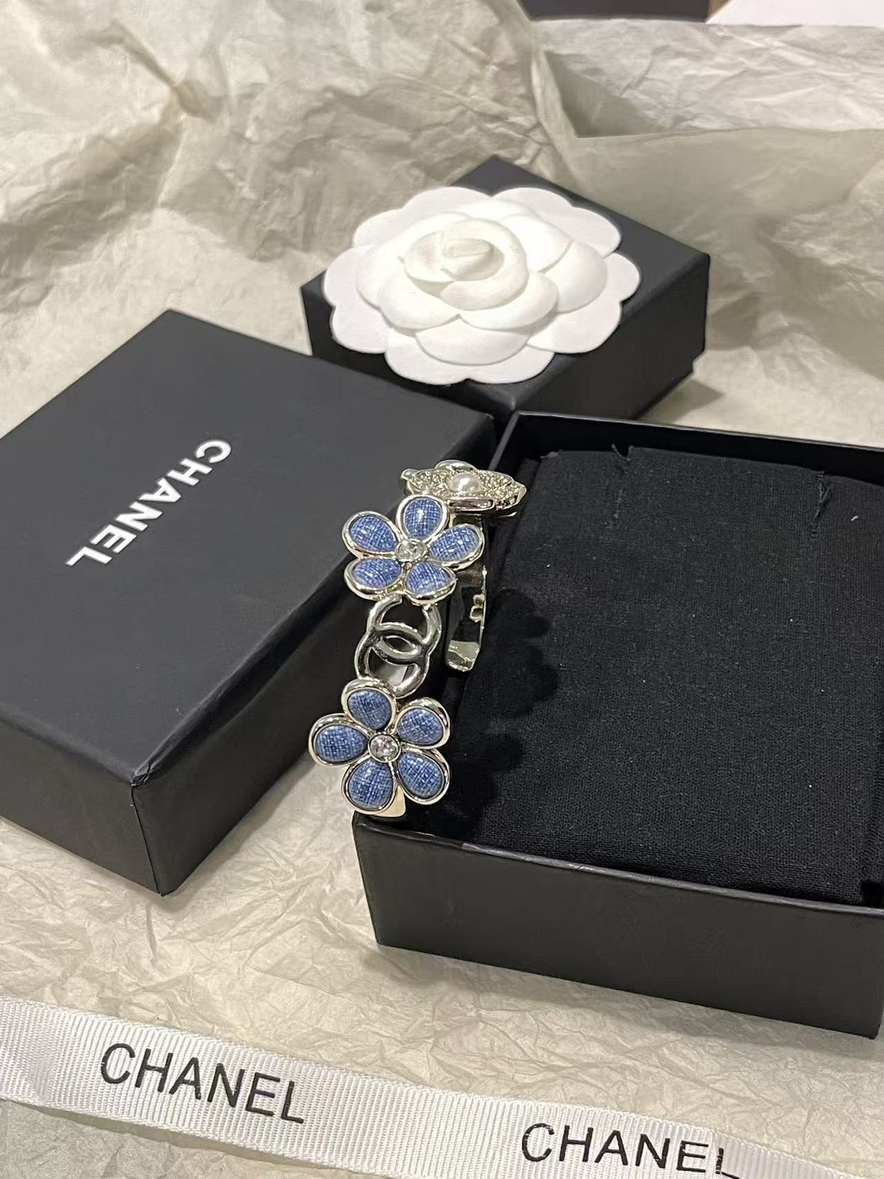 CHANE1 ダブルC ブルーフラワー オープンバングル【50％割引+送料無料】