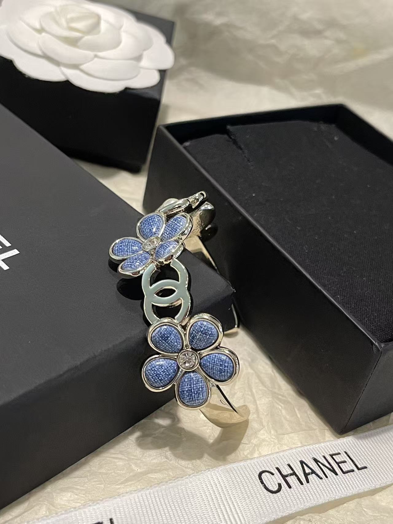 CHANE1 ダブルC ブルーフラワー オープンバングル【50％割引+送料無料】