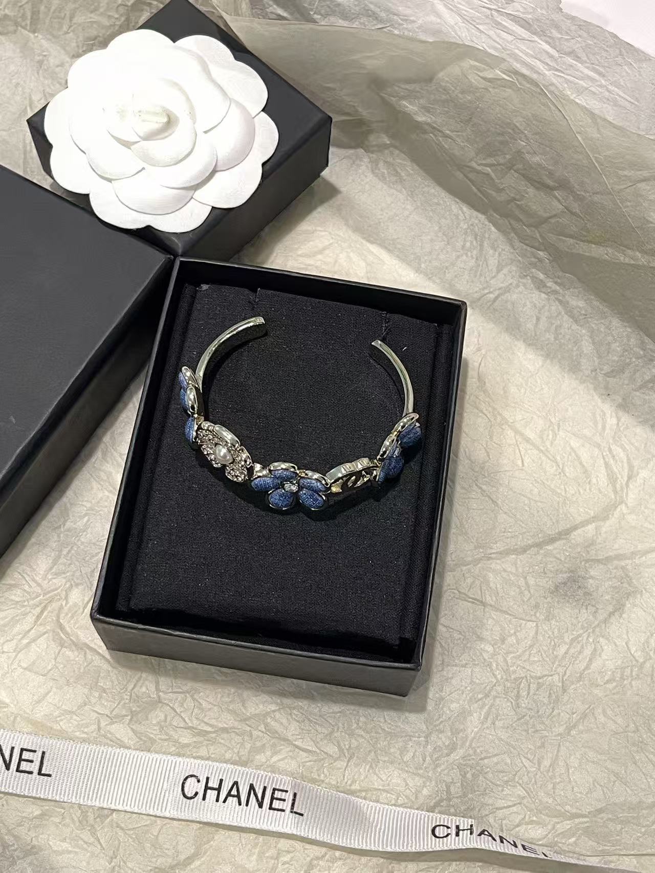 CHANE1 ダブルC ブルーフラワー オープンバングル【50％割引+送料無料】