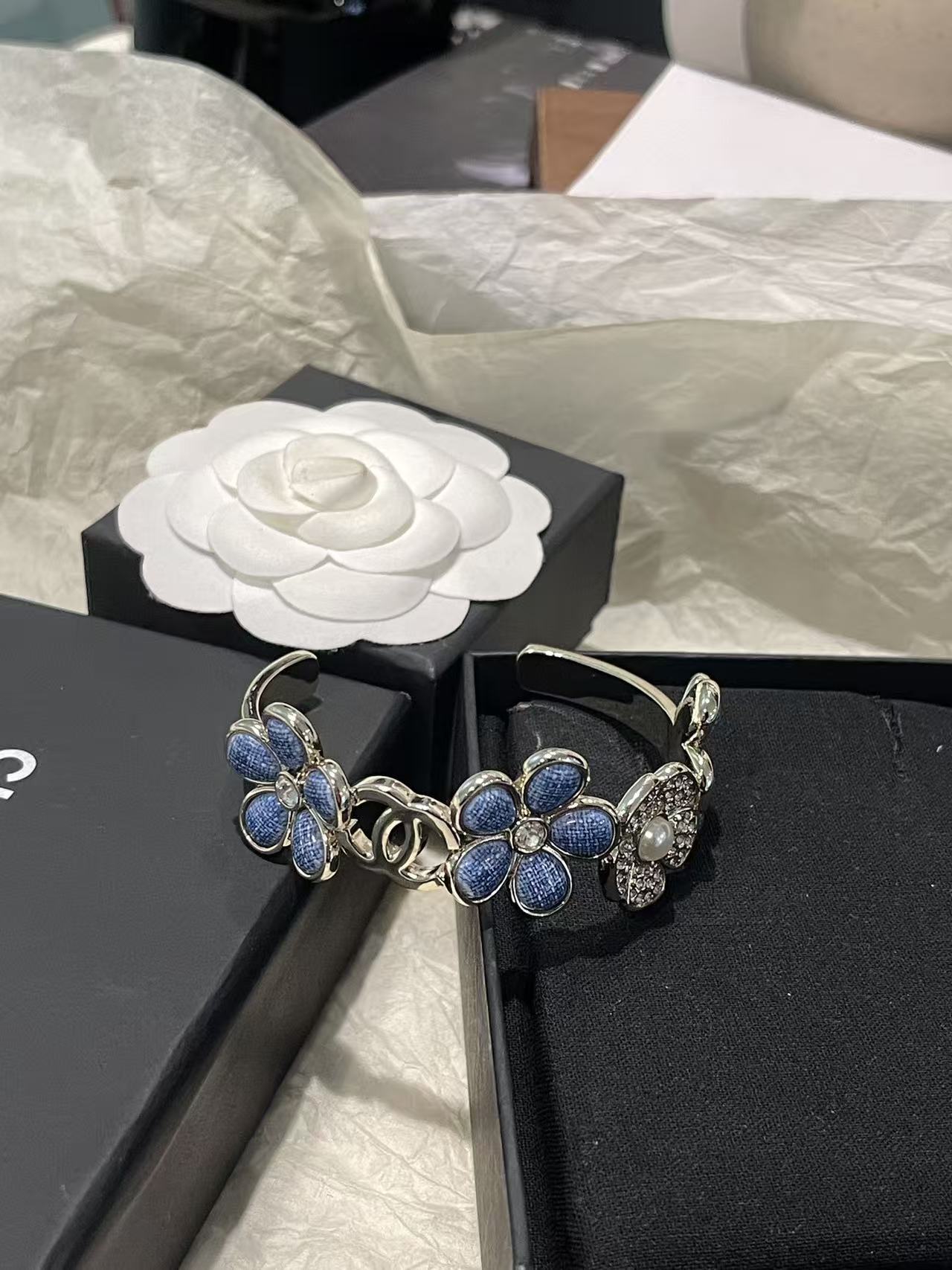 CHANE1 ダブルC ブルーフラワー オープンバングル【50％割引+送料無料】