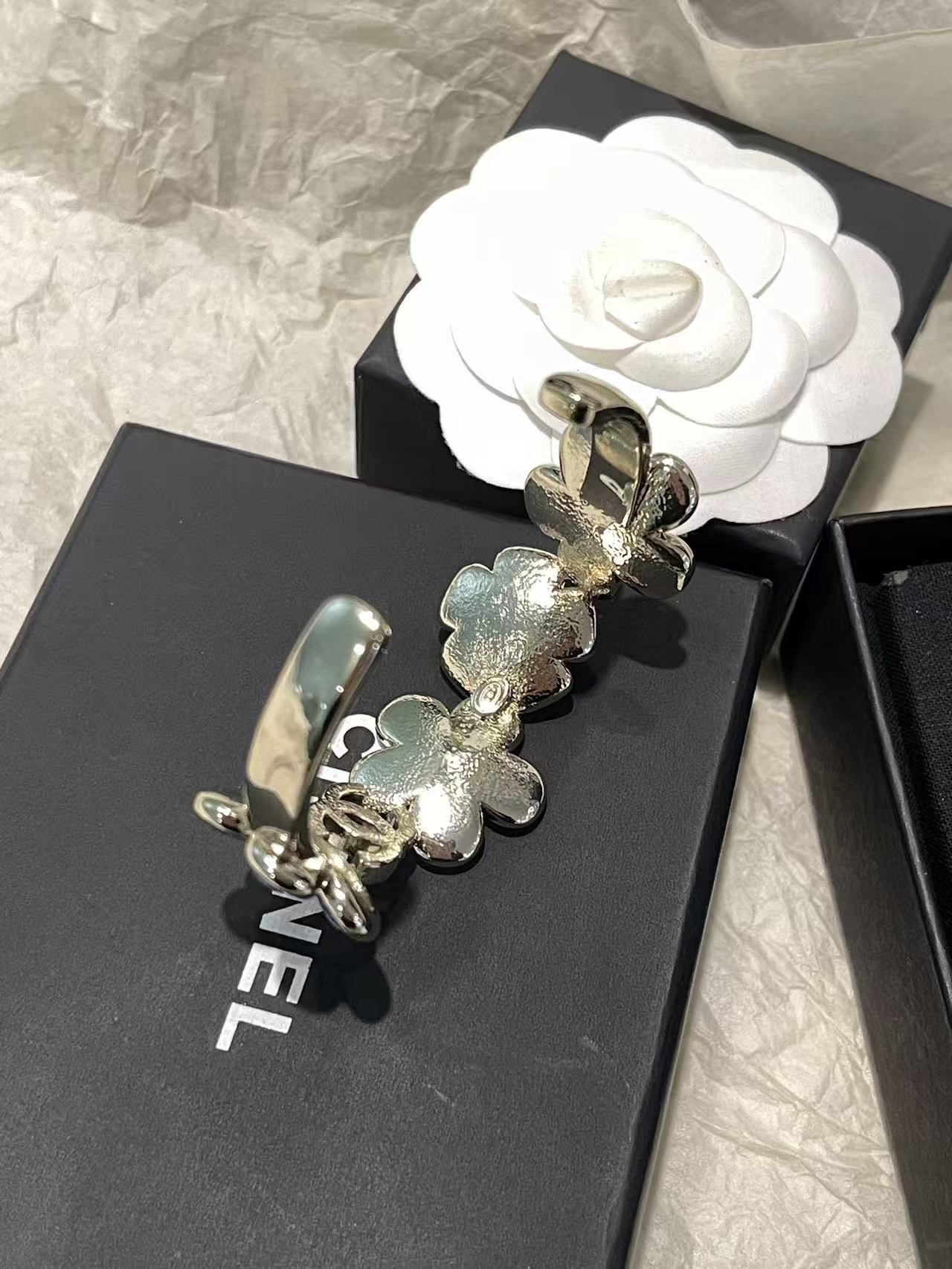 CHANE1 ダブルC ブルーフラワー オープンバングル【50％割引+送料無料】