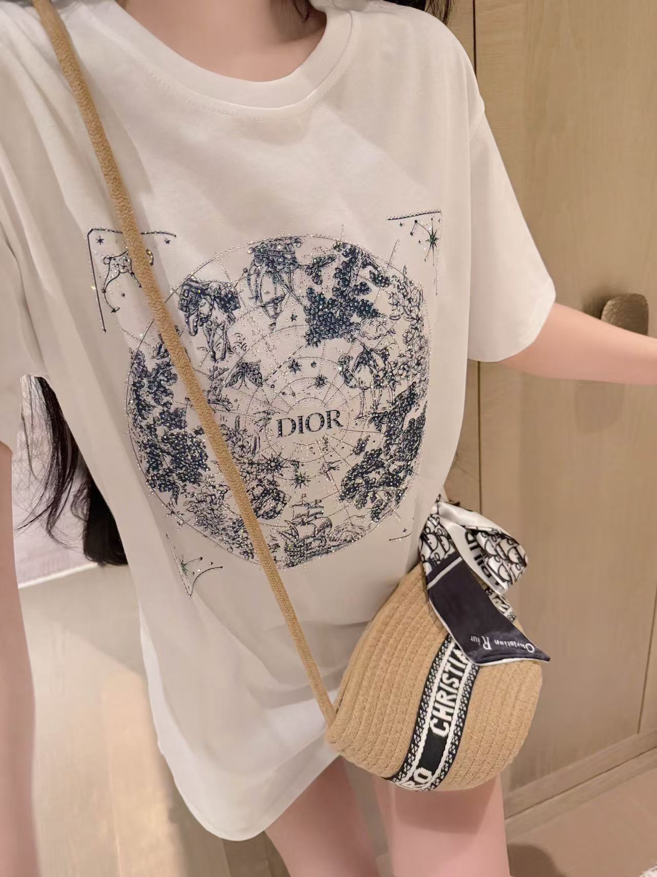 DI0Rスカーフ、バッグ、Tシャツと合わせて【50％割引+送料無料】