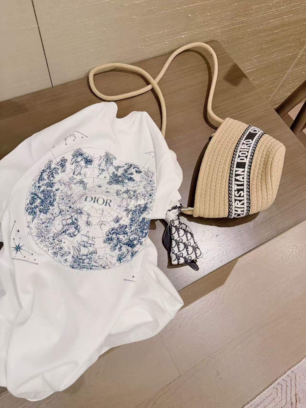 DI0Rスカーフ、バッグ、Tシャツと合わせて【50％割引+送料無料】