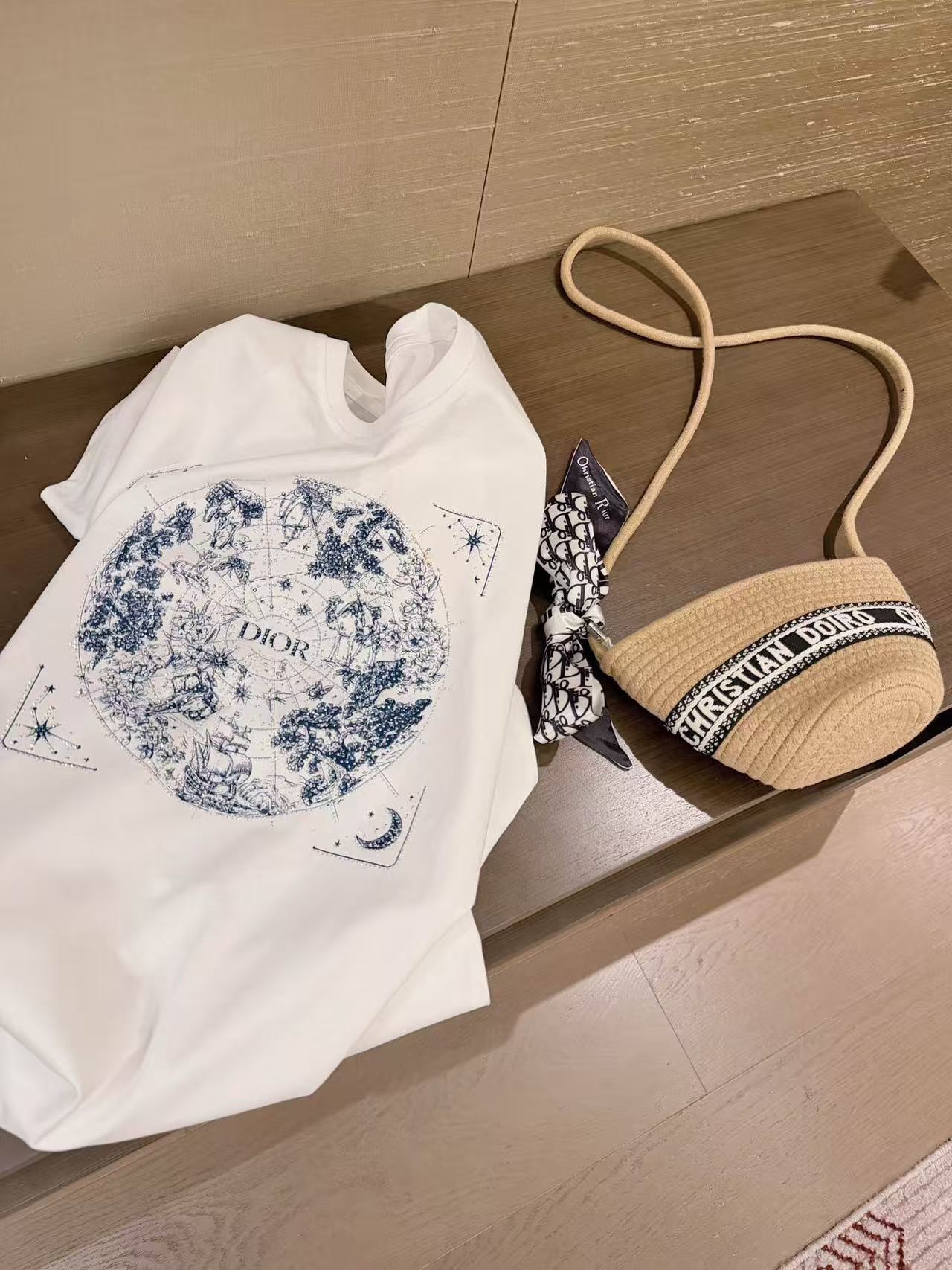 DI0Rスカーフ、バッグ、Tシャツと合わせて【50％割引+送料無料】