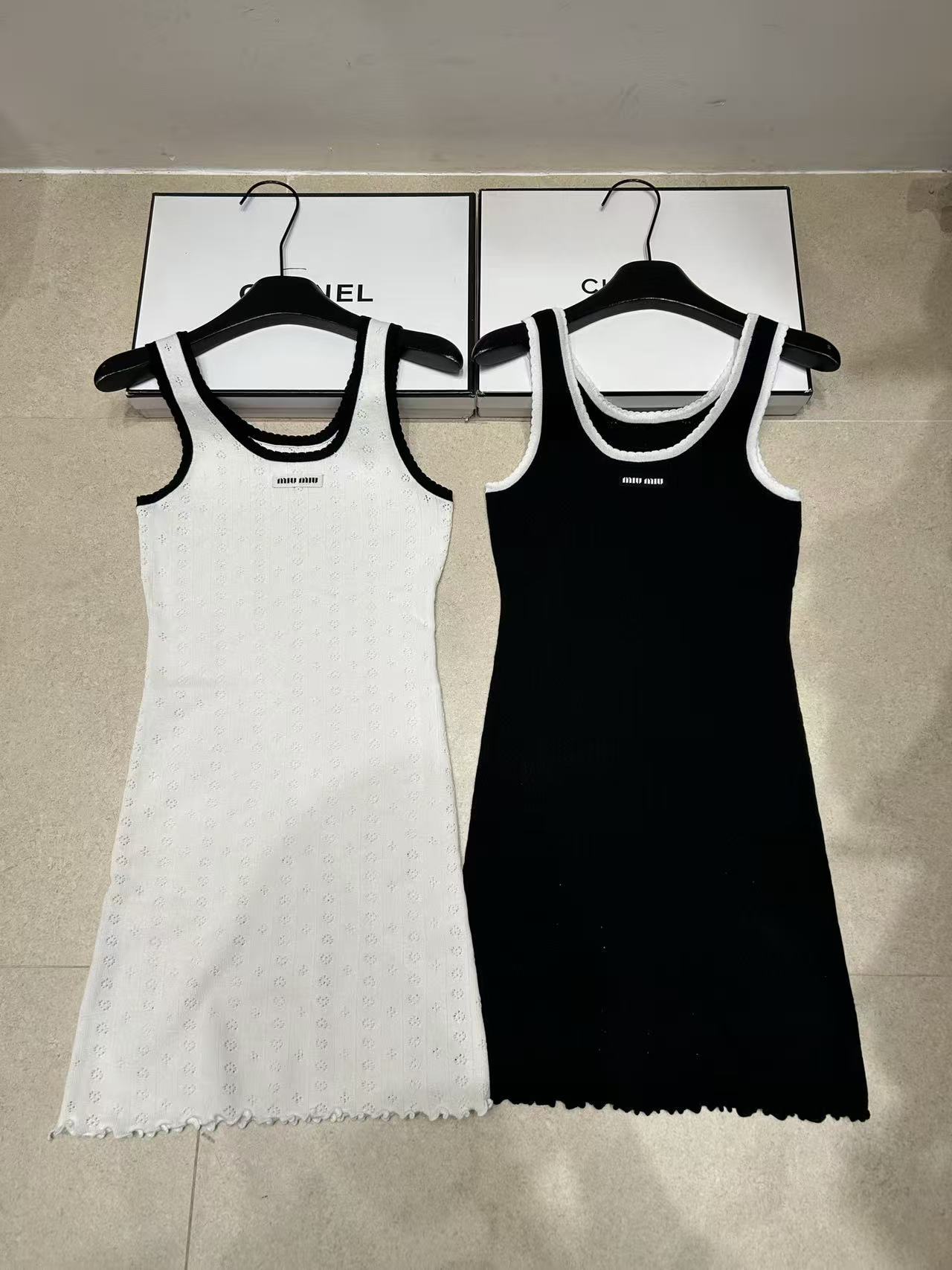 M1UM1U フリル付きベストドレス（文字入り）【50％割引+送料無料】