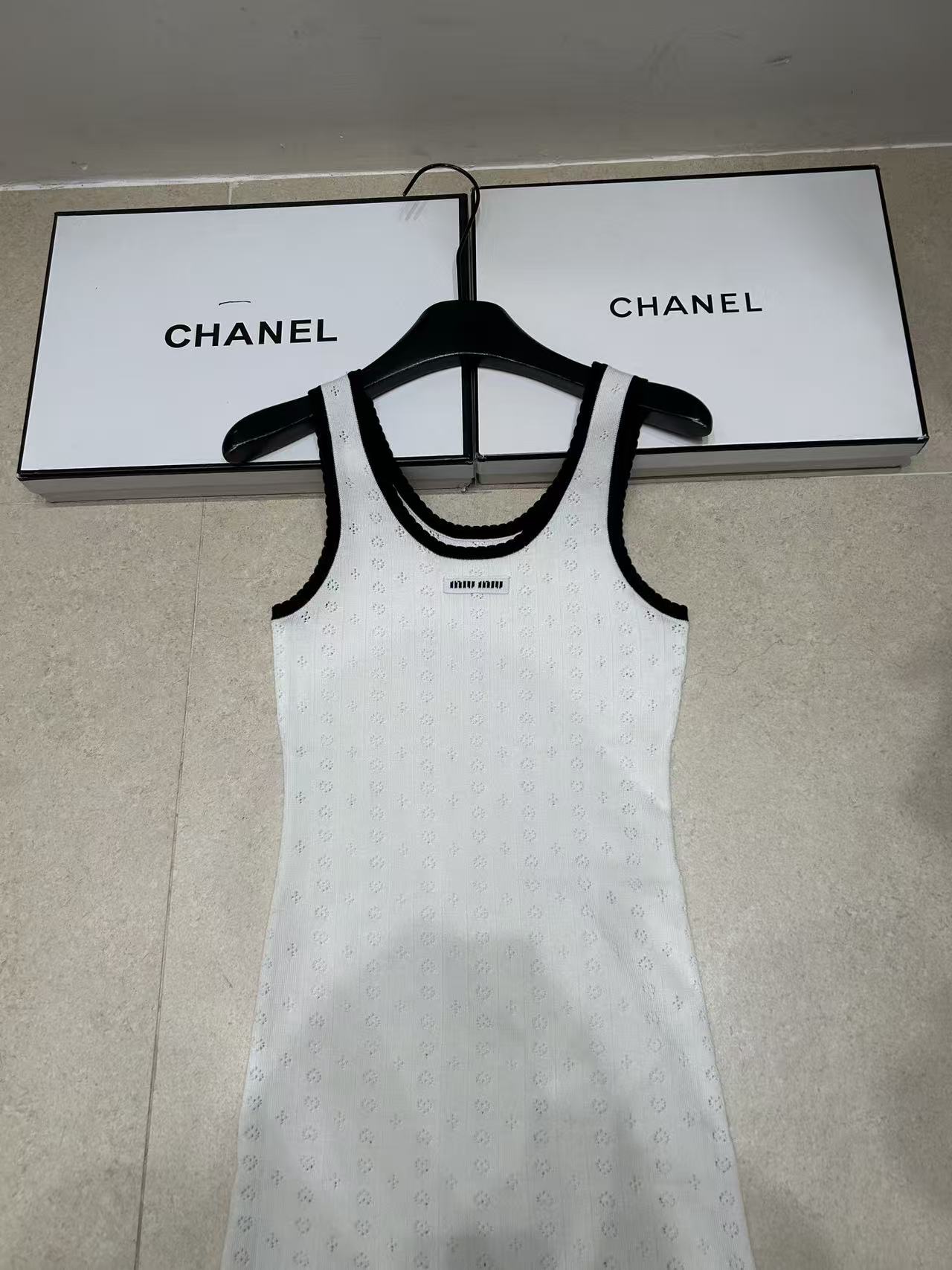 M1UM1U フリル付きベストドレス（文字入り）【50％割引+送料無料】