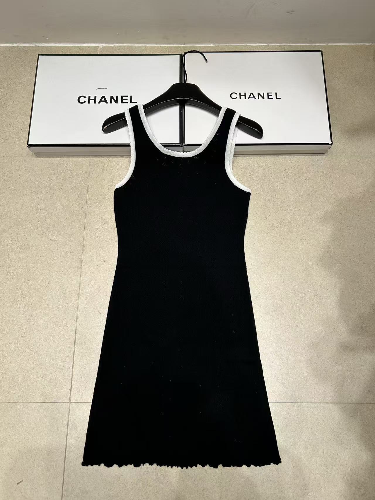 M1UM1U フリル付きベストドレス（文字入り）【50％割引+送料無料】