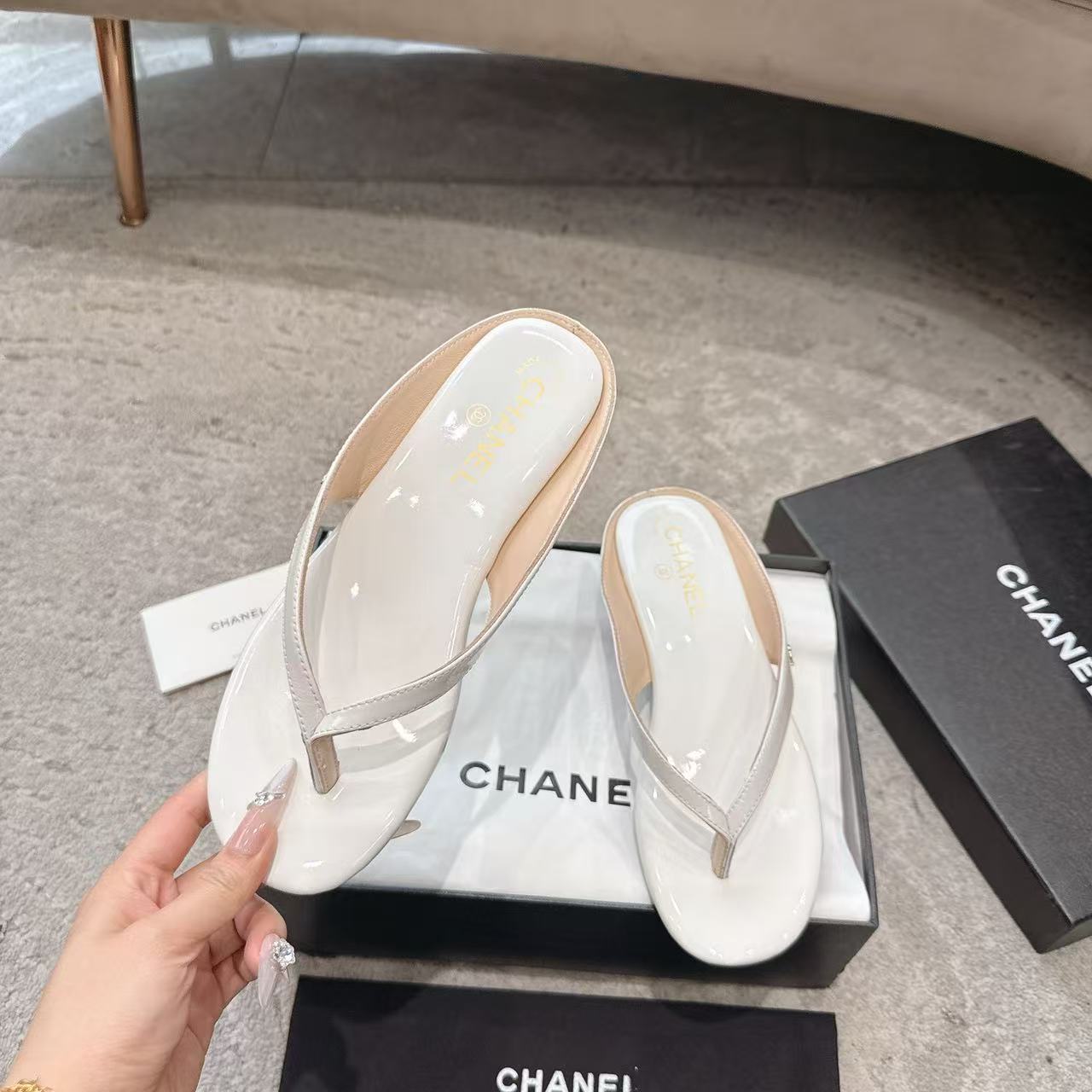 CHANE1 高品質パテントレザー スリッパ【50％割引+送料無料】