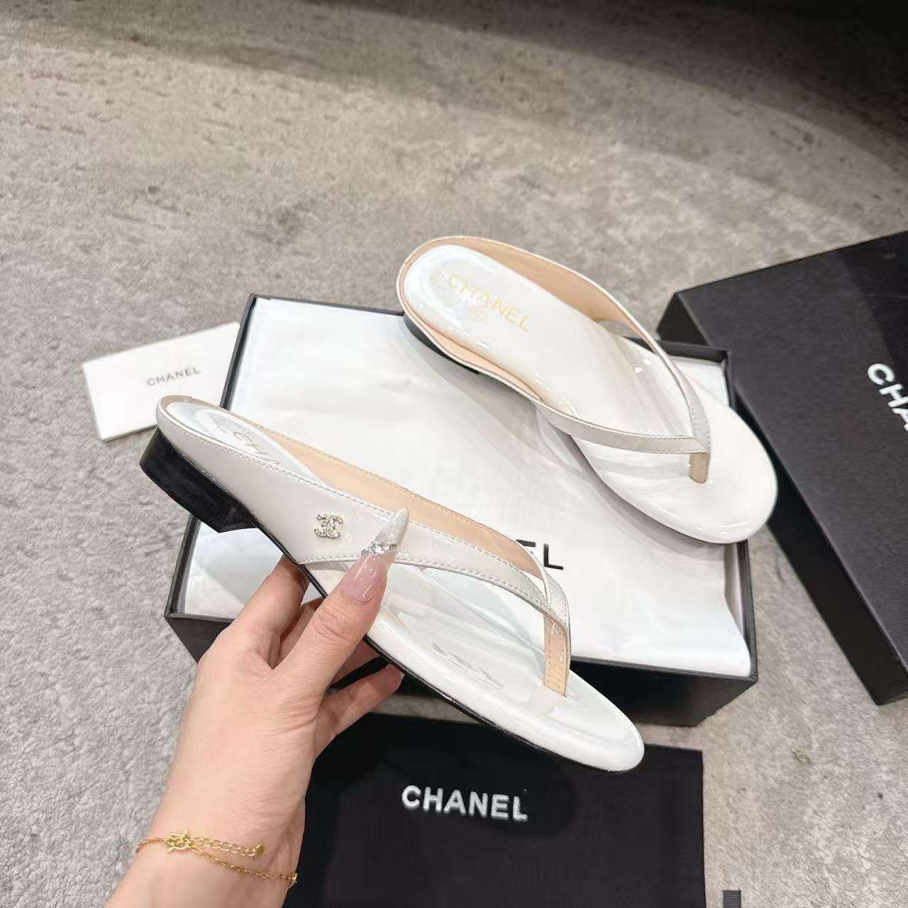CHANE1 高品質パテントレザー スリッパ【50％割引+送料無料】