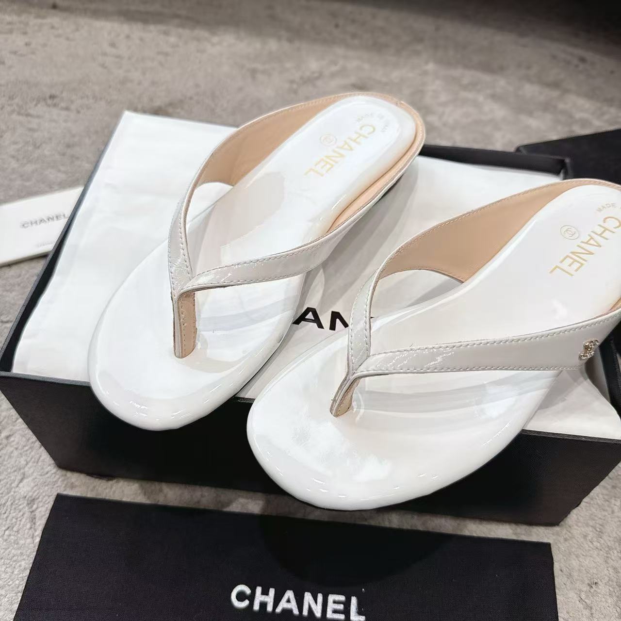 CHANE1 高品質パテントレザー スリッパ【50％割引+送料無料】