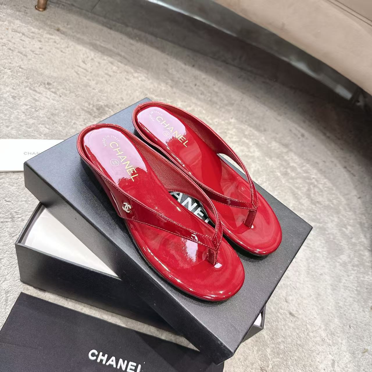 CHANE1 高品質パテントレザー スリッパ【50％割引+送料無料】
