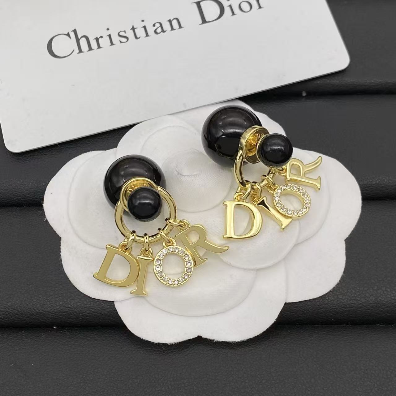 DI0R黒真珠のイニシャルスタッドピアス【50％割引+送料無料】