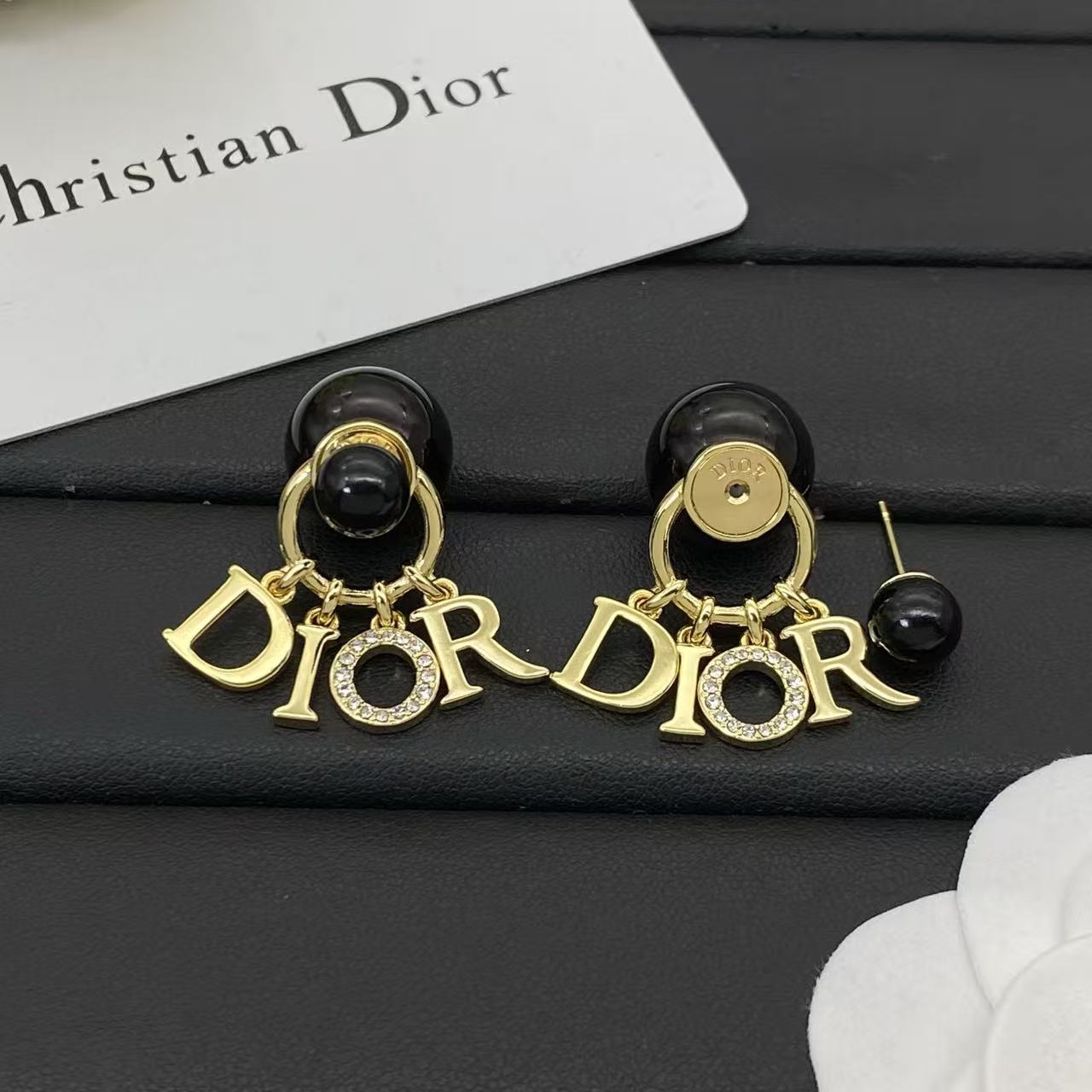DI0R黒真珠のイニシャルスタッドピアス【50％割引+送料無料】