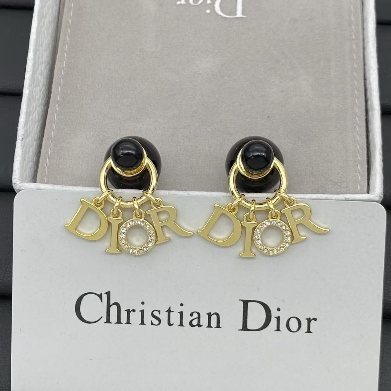 DI0R黒真珠のイニシャルスタッドピアス【50％割引+送料無料】