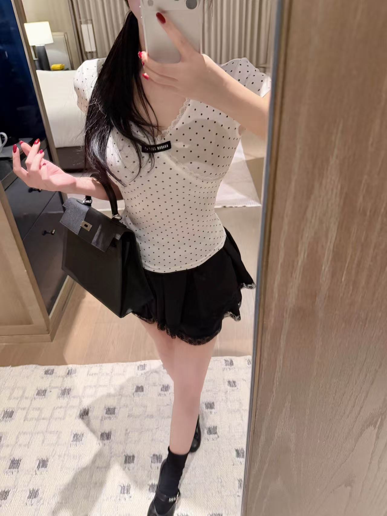 M1UM1U 水玉模様のVネックTシャツ【50％割引+送料無料】