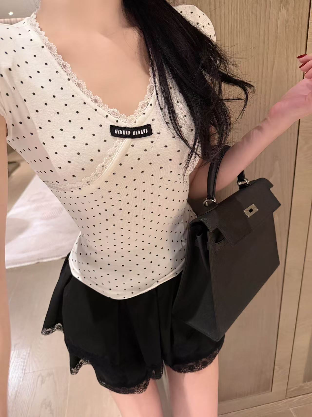 M1UM1U 水玉模様のVネックTシャツ【50％割引+送料無料】