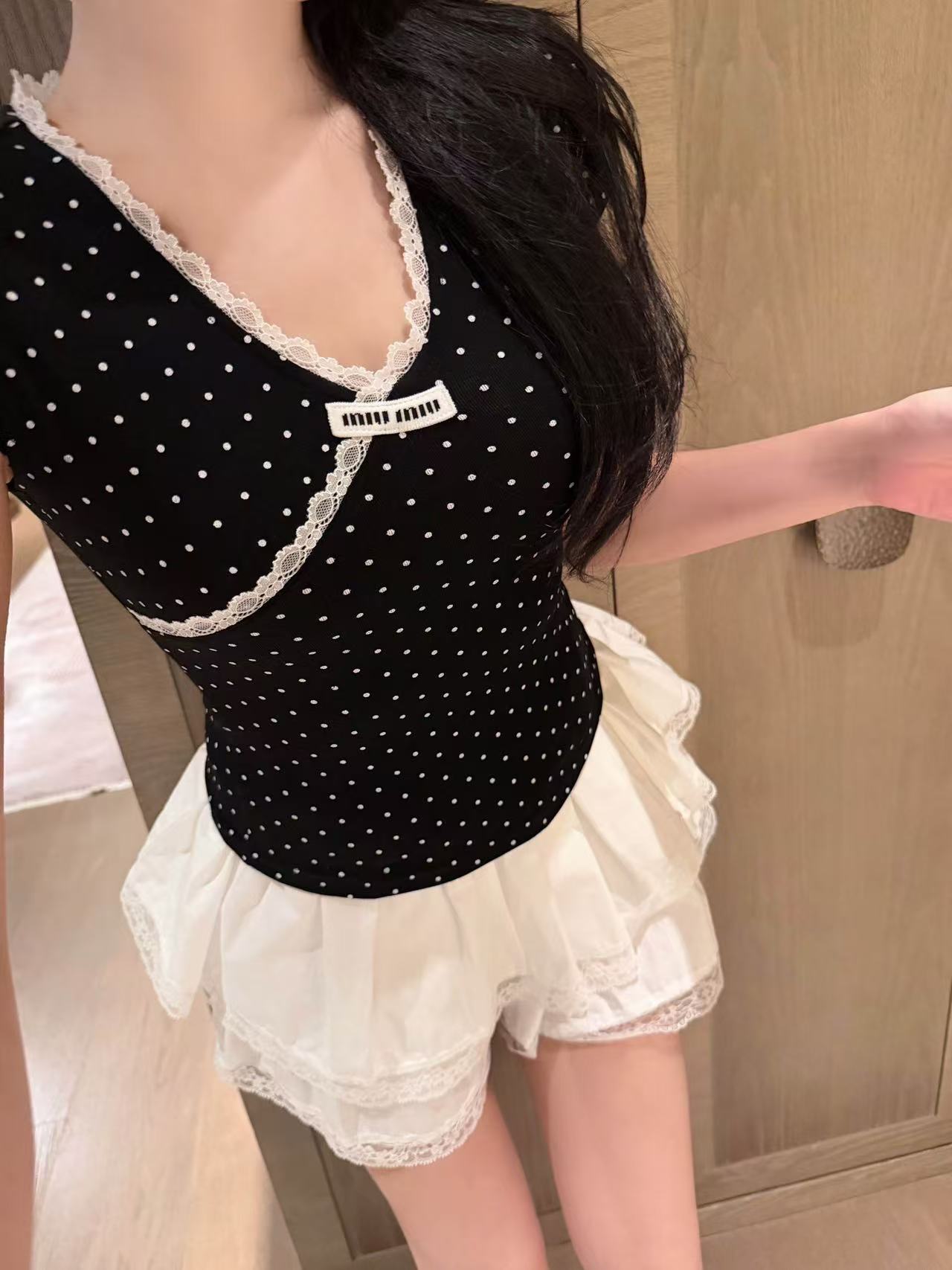 M1UM1U 水玉模様のVネックTシャツ【50％割引+送料無料】