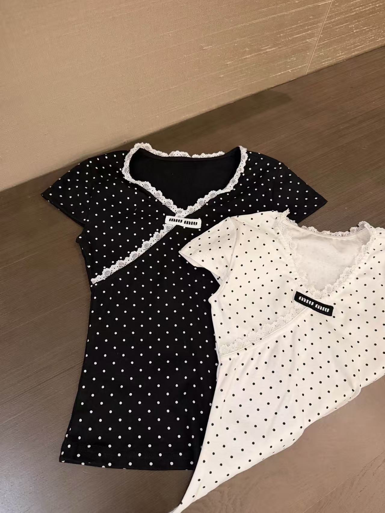 M1UM1U 水玉模様のVネックTシャツ【50％割引+送料無料】