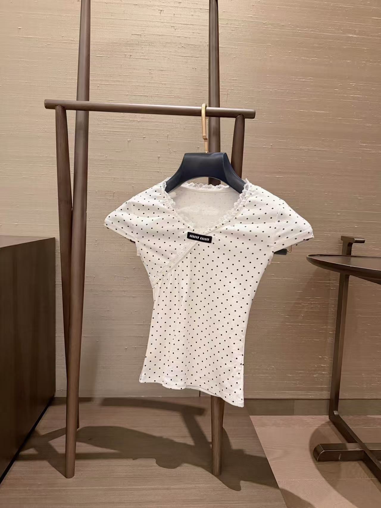 M1UM1U 水玉模様のVネックTシャツ【50％割引+送料無料】