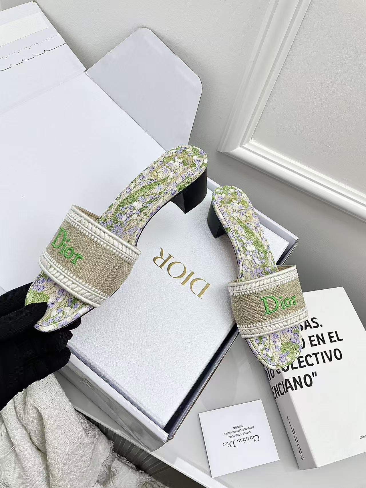 DI0R刺繍入り文字プリントの高品質ローヒールシューズ【50％割引+送料無料】
