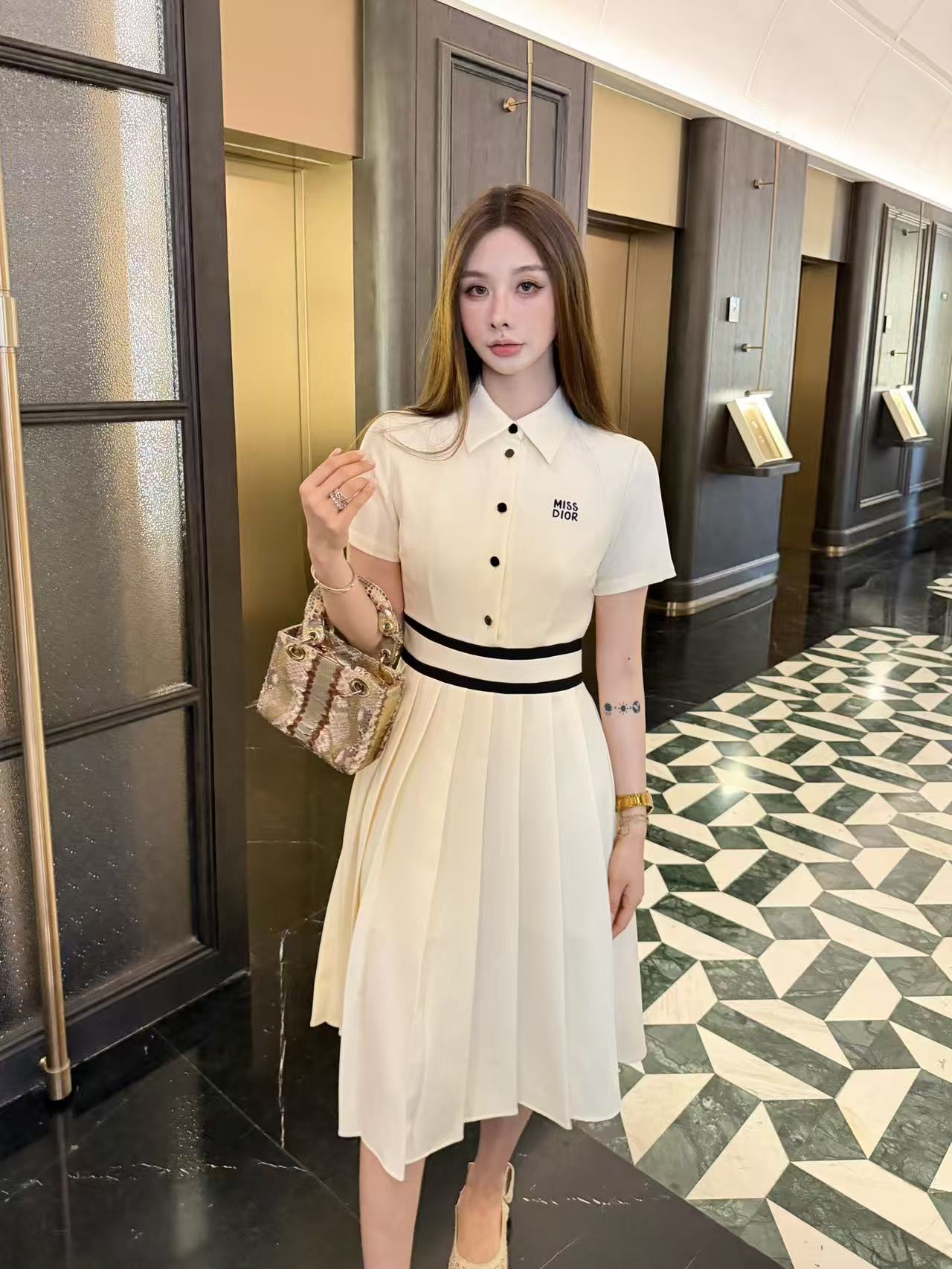 DIOR 上質なレター刺繍入り襟付きワンピース【50％割引+送料無料】