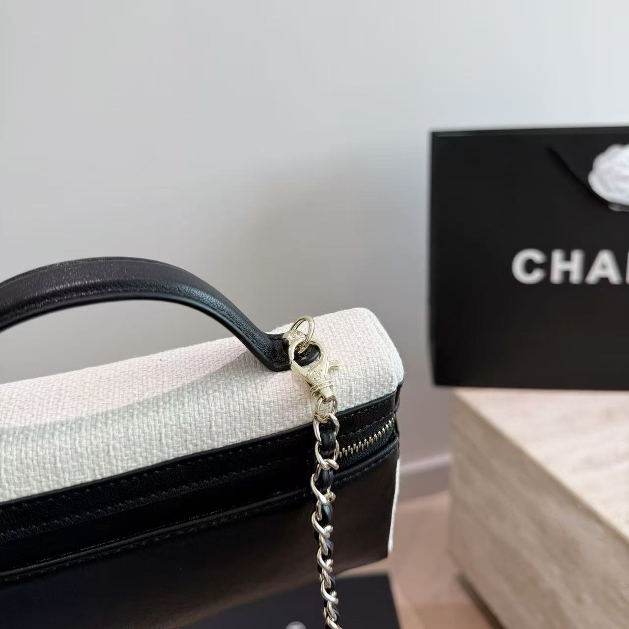 CHANE1 メタルロゴチェーンバッグ【50％割引+送料無料】