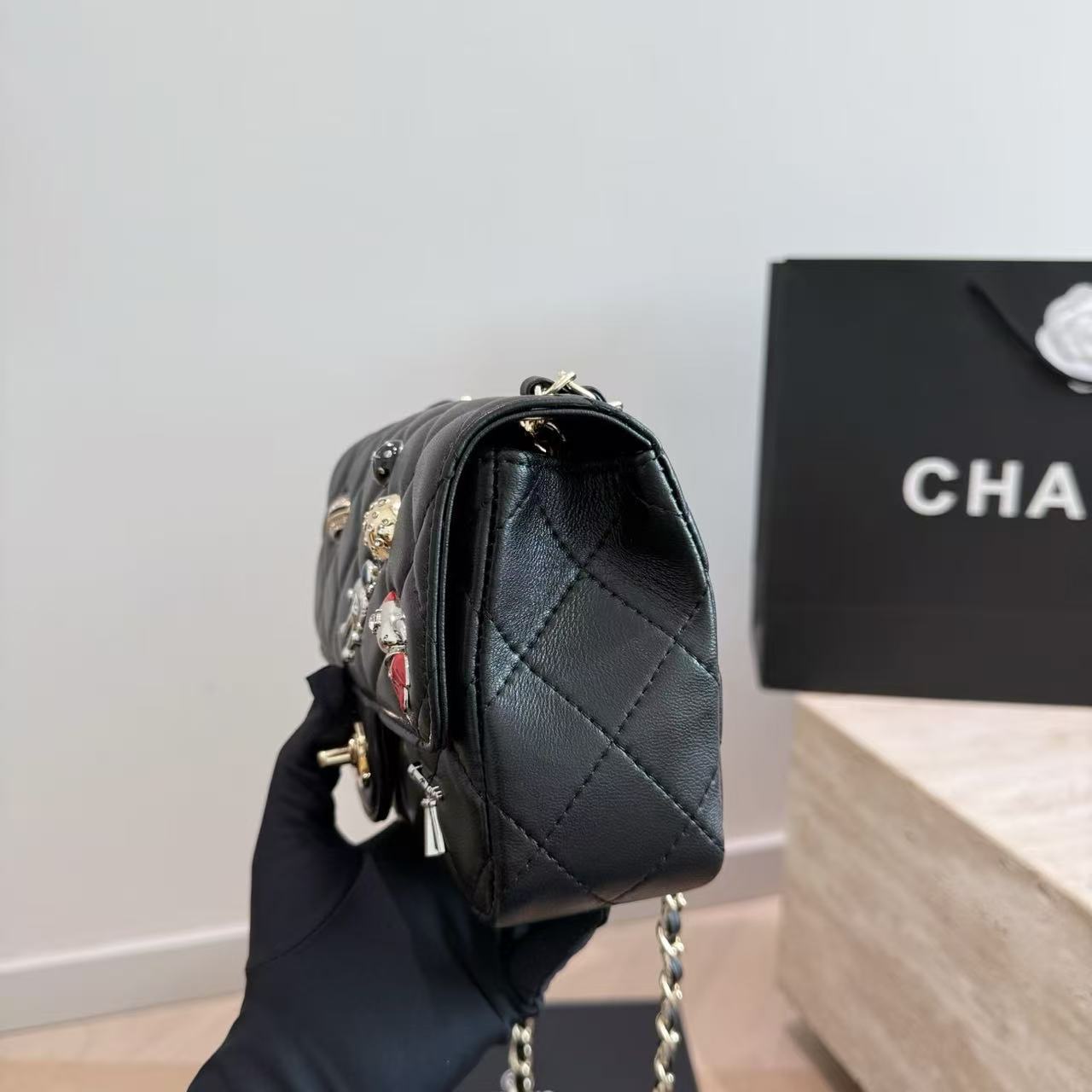 CHANE1CF バッジチェーンバッグ【50％割引+送料無料】