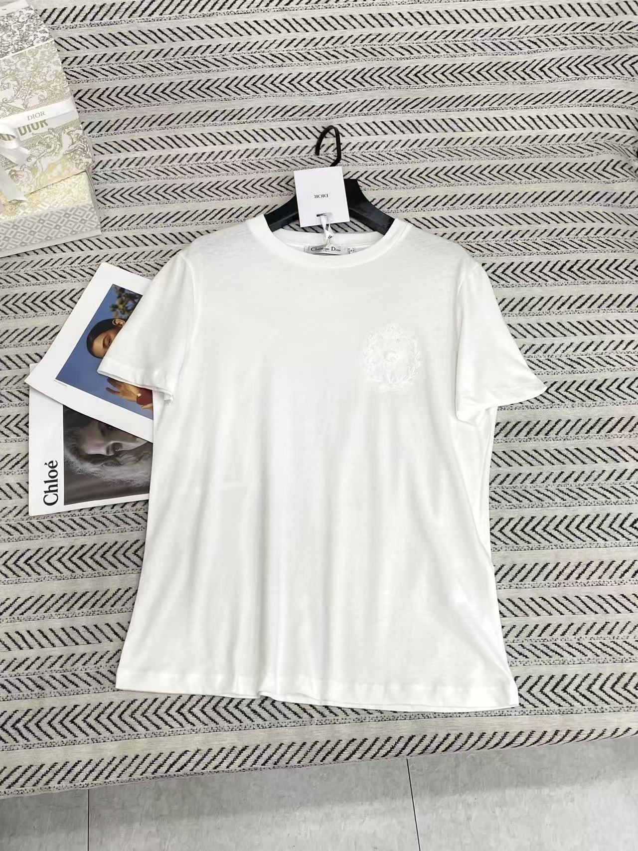 DI0R刺繍とスパンコールの文字が入ったTシャツ【50％割引+送料無料】