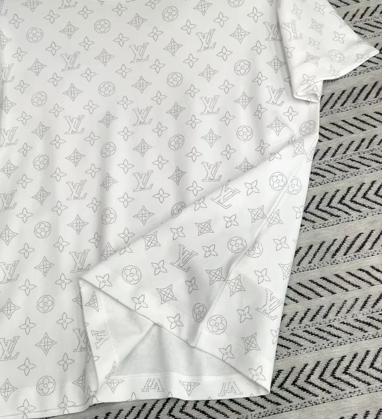 LV 四つ葉のクローバー柄Tシャツ【50％割引+送料無料】