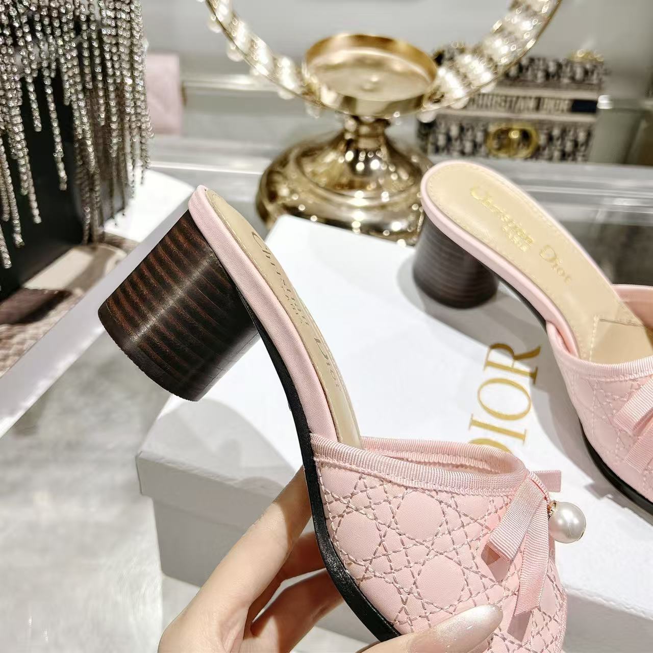 DIOR 上質なカーフスキン パール付きローヒールシューズ【50％割引+送料無料】