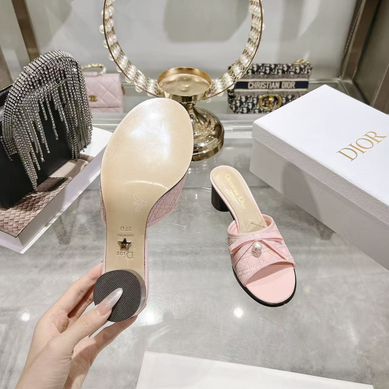 DIOR 上質なカーフスキン パール付きローヒールシューズ【50％割引+送料無料】