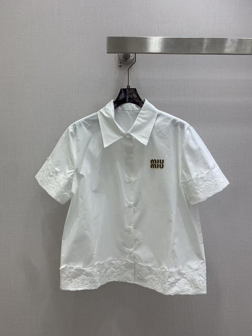 M1UM1U レターレースブラウス【50％割引+送料無料】