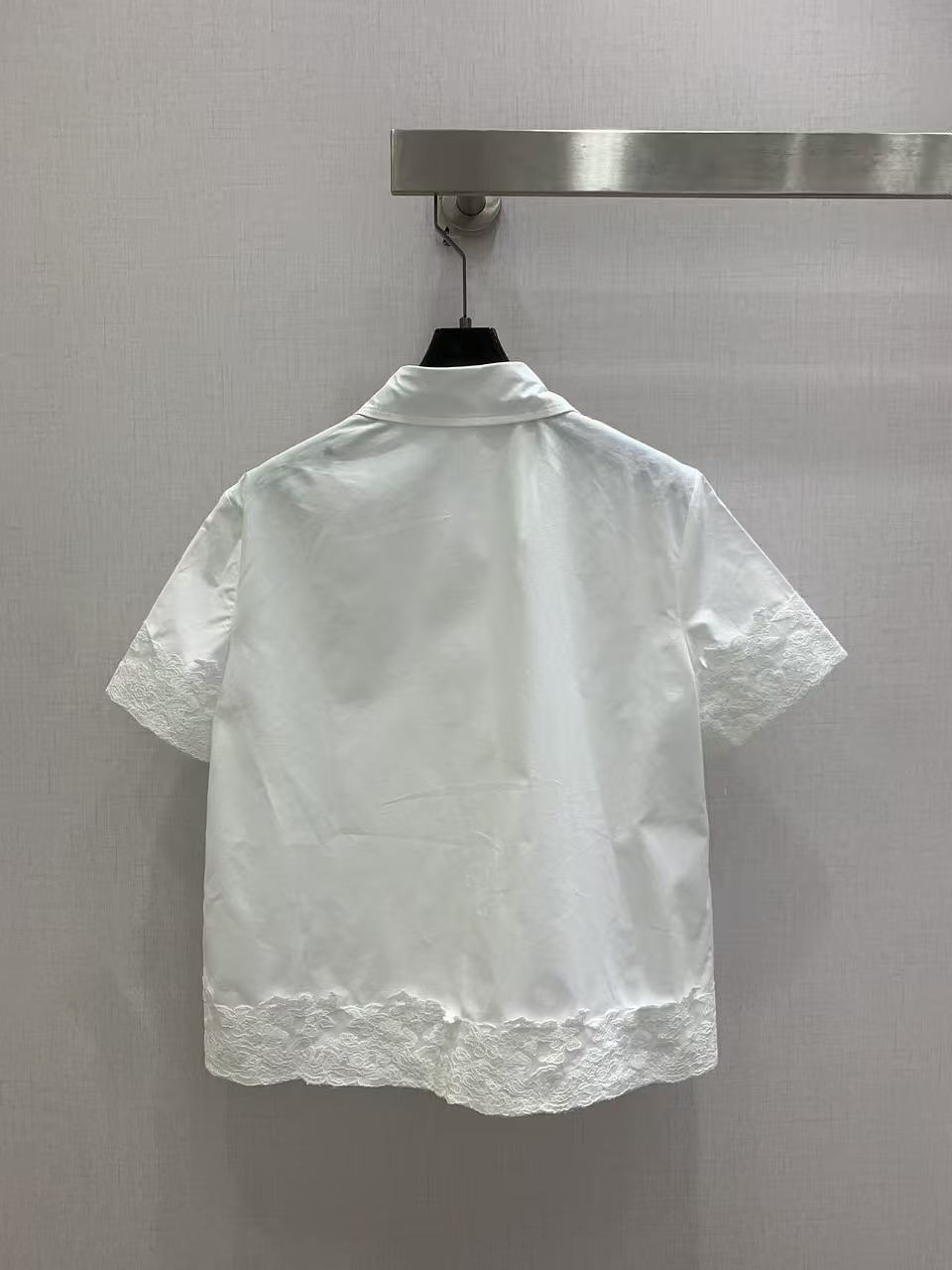 M1UM1U レターレースブラウス【50％割引+送料無料】