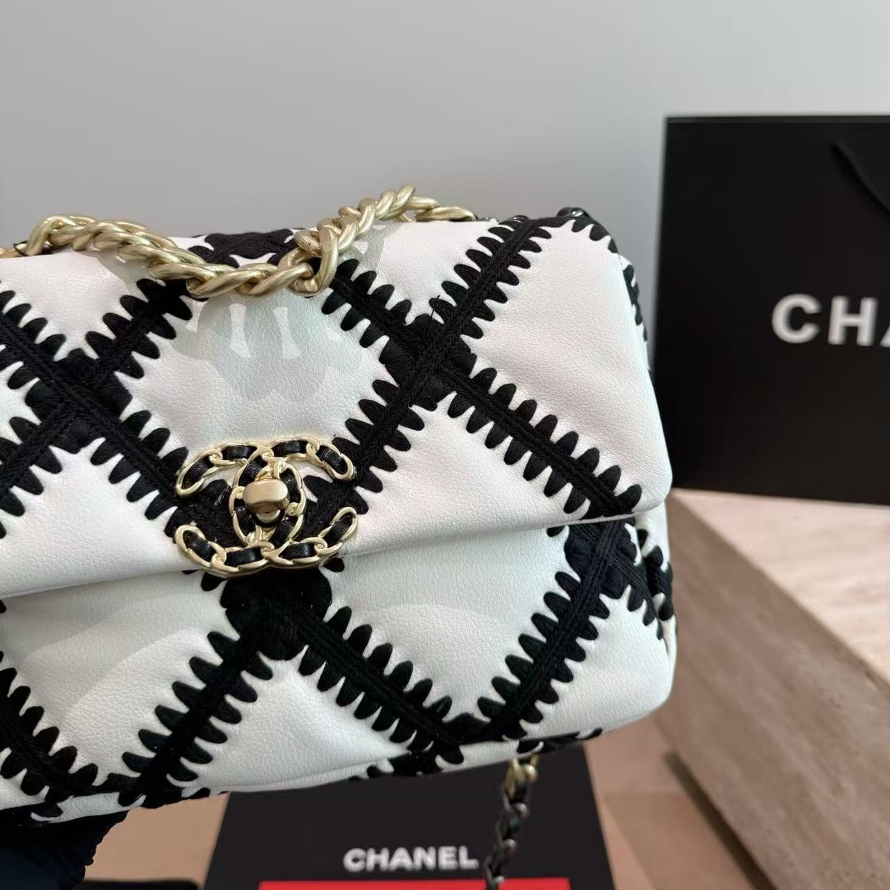 CHANE1 チェック柄刺繍入りフラップバッグ【50％割引+送料無料】