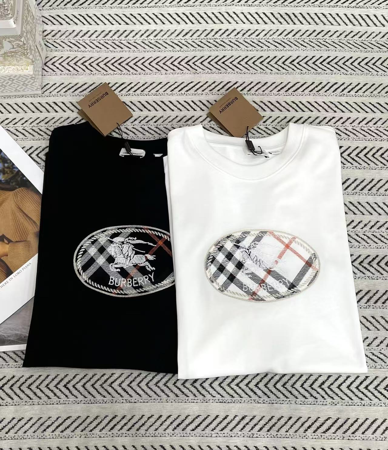 BUR8ERRY 刺繍入りウォーホースTシャツ【50％割引+送料無料】