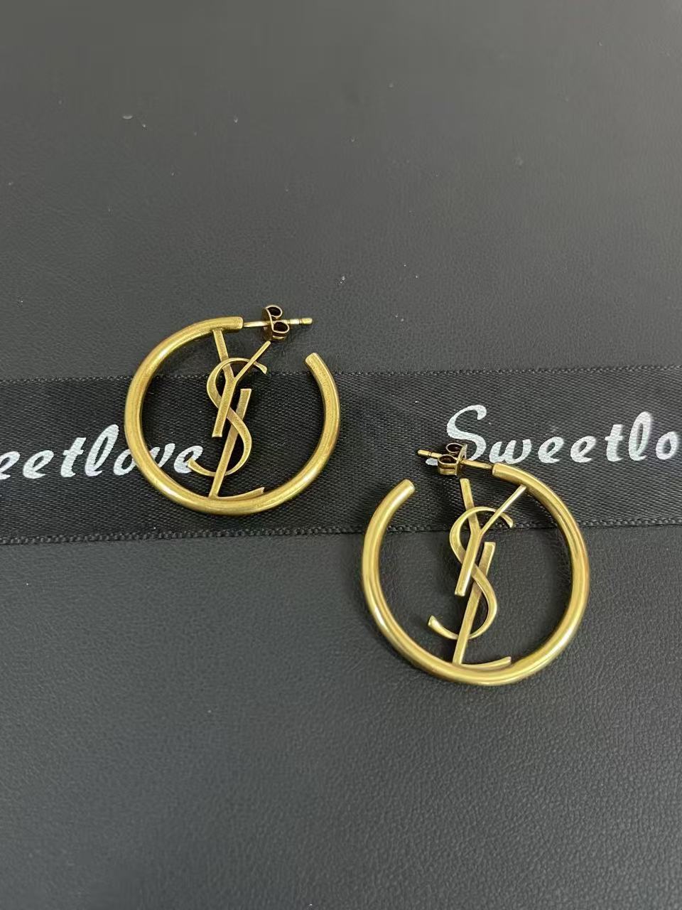 YSL ミニマリストロゴ フープピアス【50％割引+送料無料】