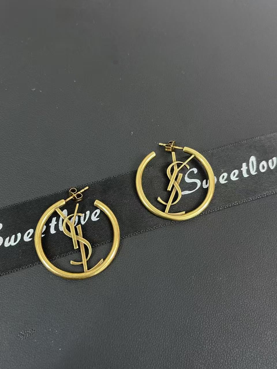 YSL ミニマリストロゴ フープピアス【50％割引+送料無料】
