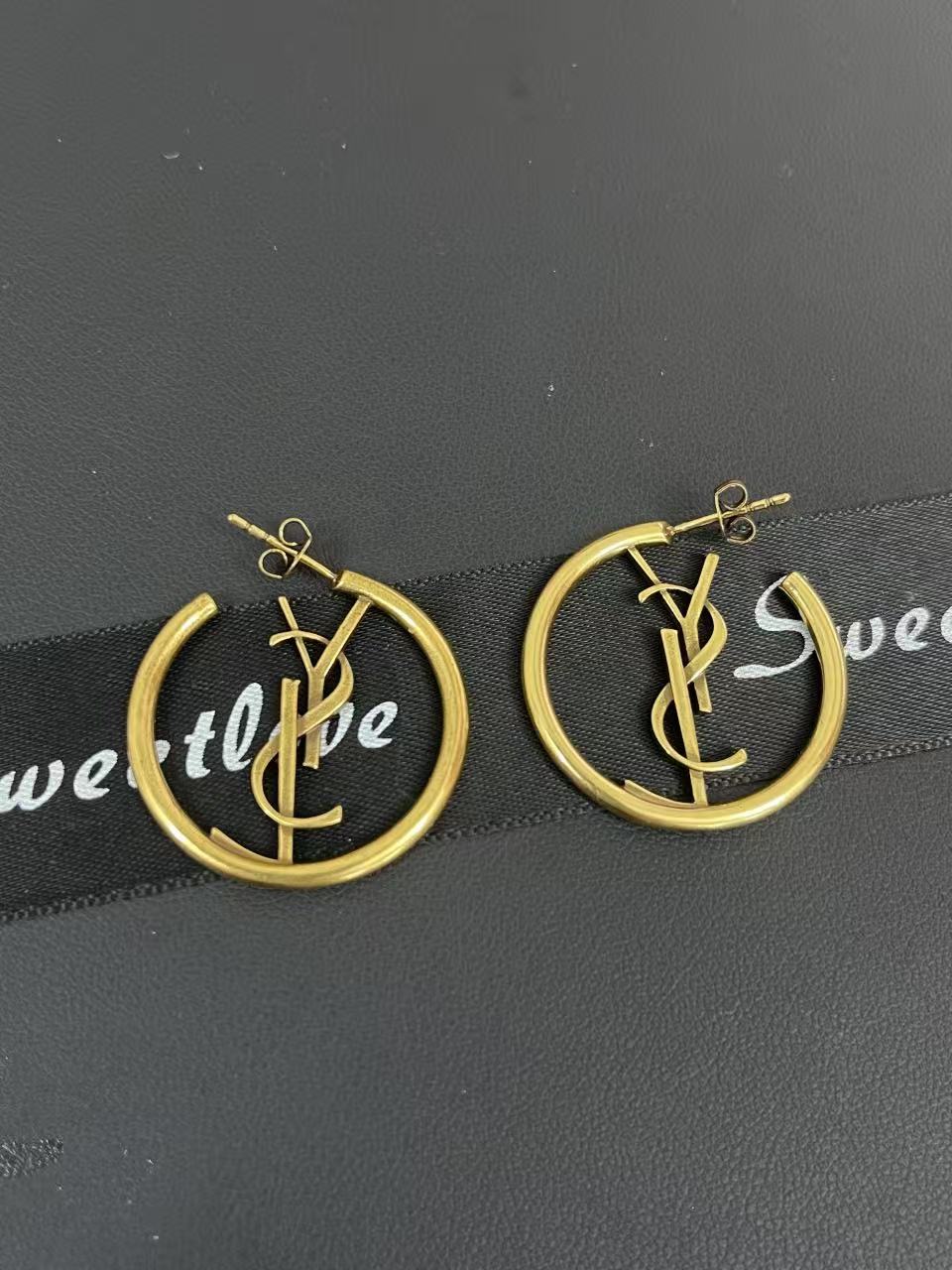 YSL ミニマリストロゴ フープピアス【50％割引+送料無料】