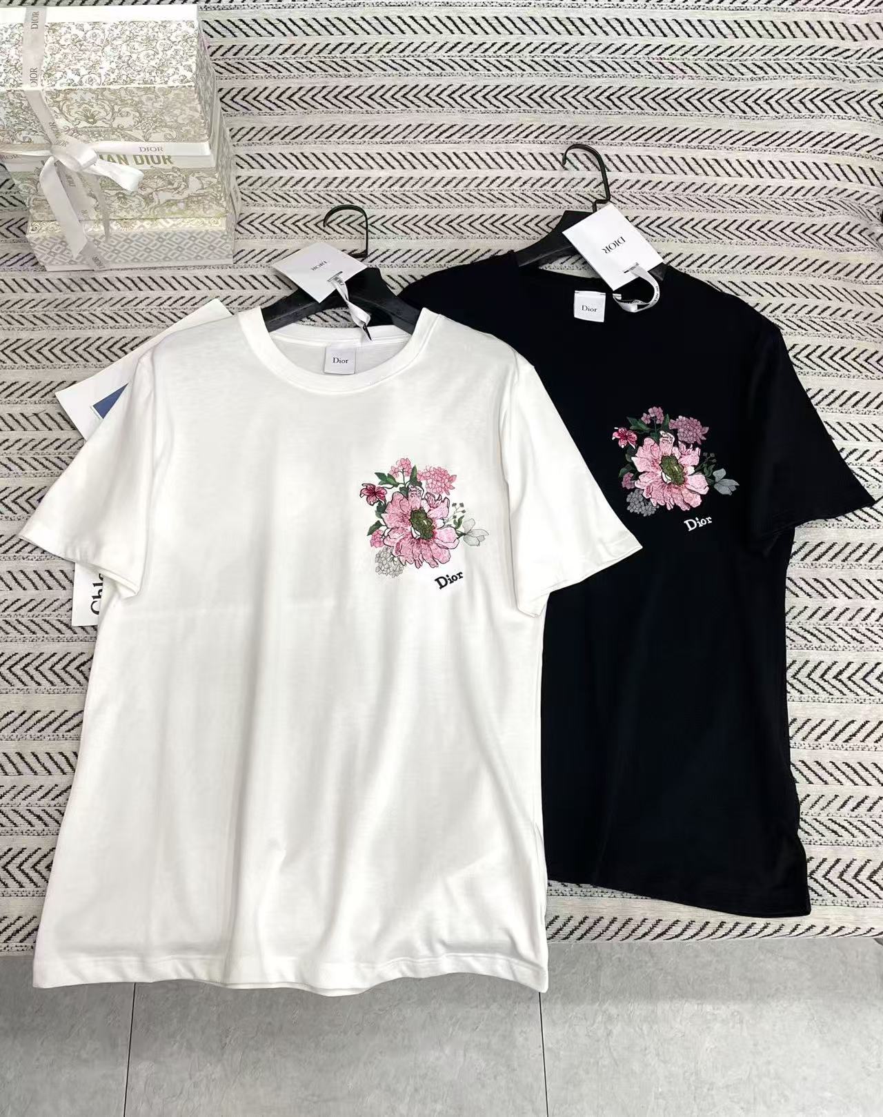 DIOR 花柄刺繍レタリングTシャツ【50％割引+送料無料】