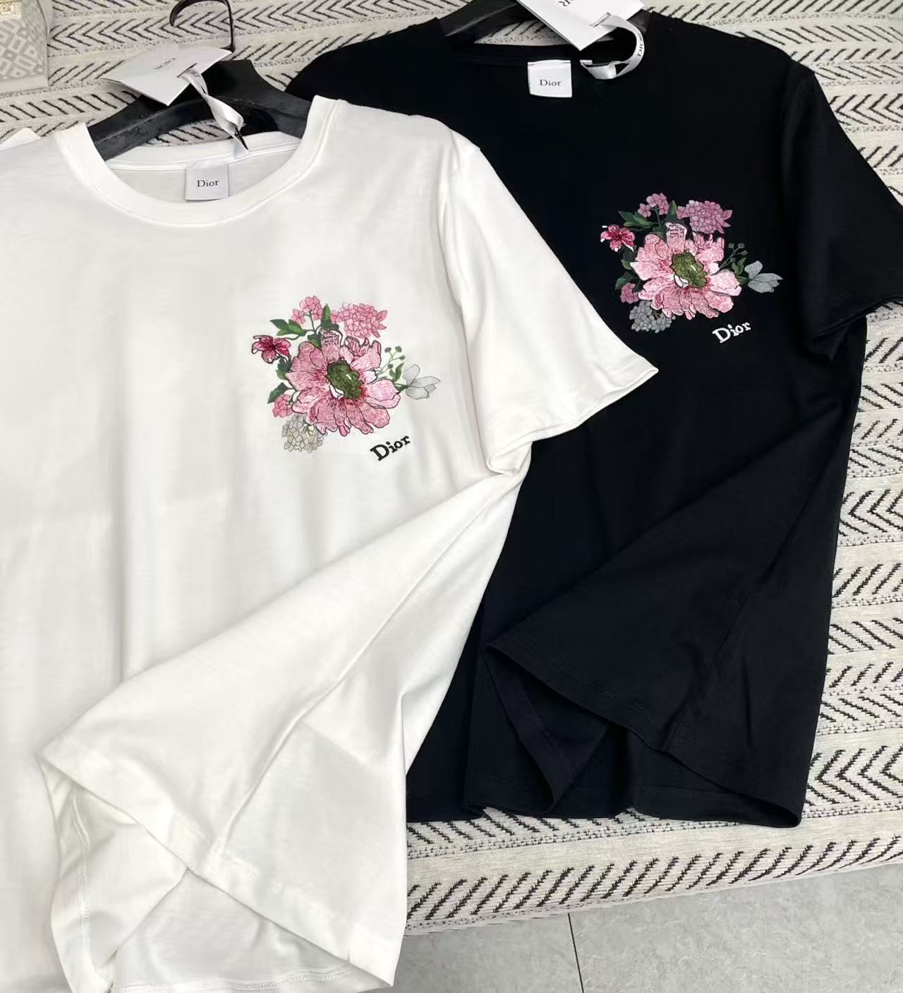 DIOR 花柄刺繍レタリングTシャツ【50％割引+送料無料】