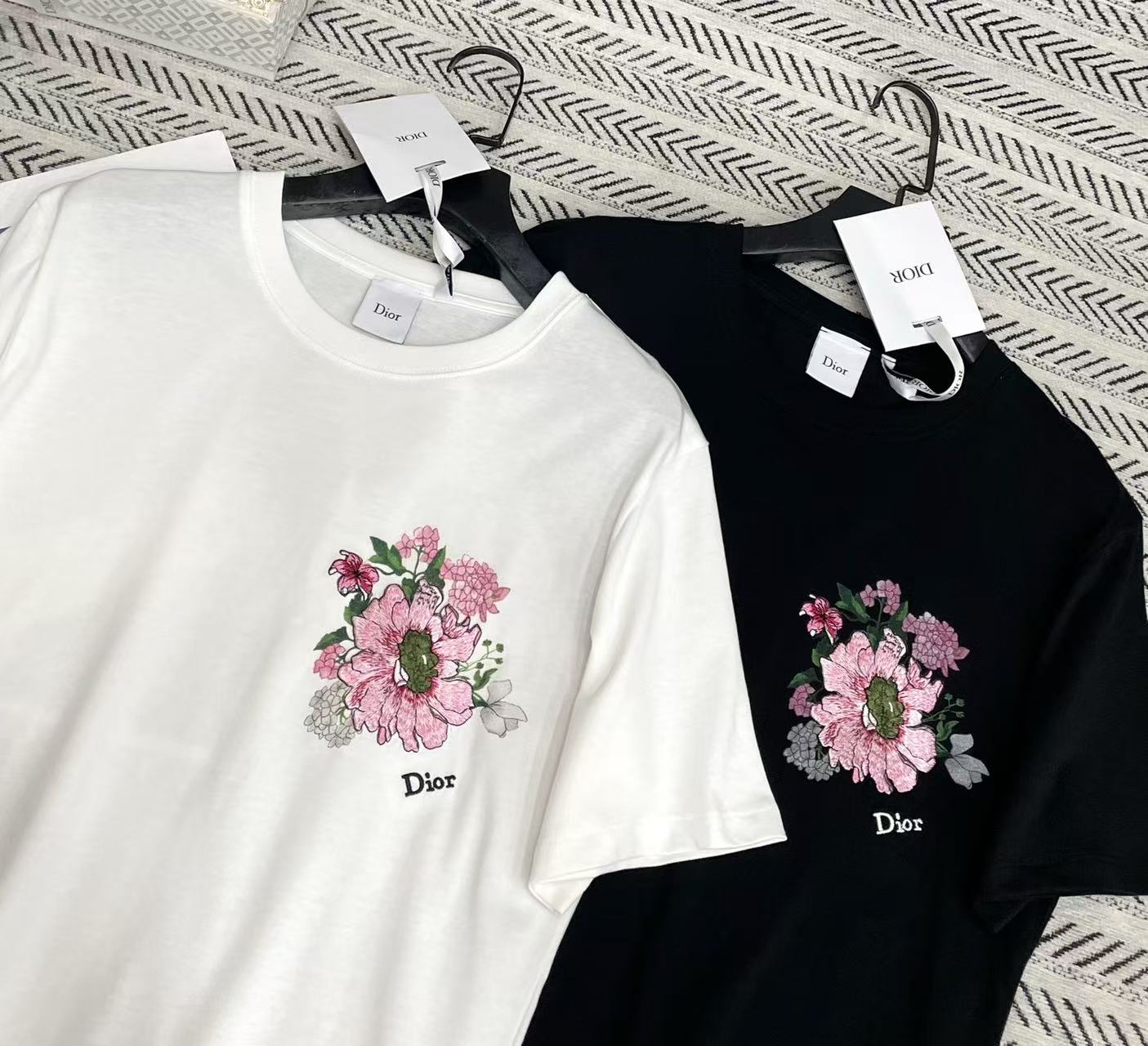 DIOR 花柄刺繍レタリングTシャツ【50％割引+送料無料】