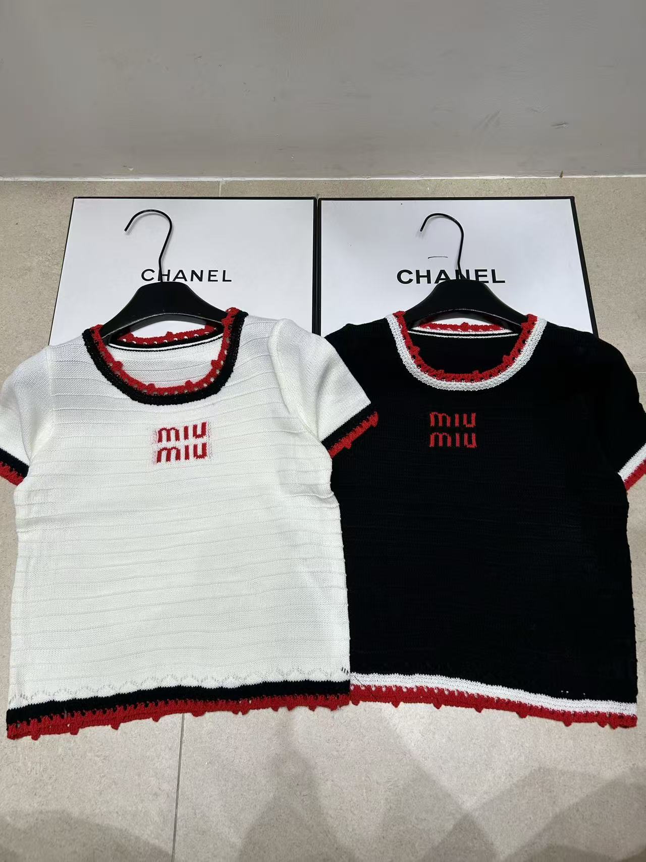 M1UM1U カラーブロックレターセーター【50％割引+送料無料】
